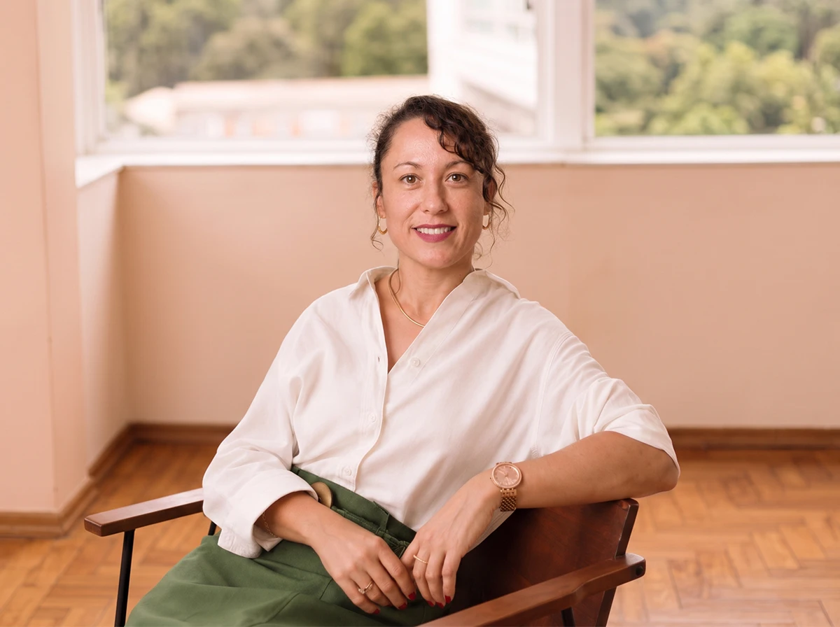 Gabriela Pollock sentada en su consulta, junto a la ventana